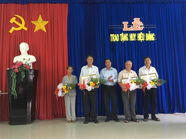 Đồng chí Trần Anh- ủy viên Ban Thường vụ trao tặng Huy hiệu đảng cho các đồng chí đảng viên