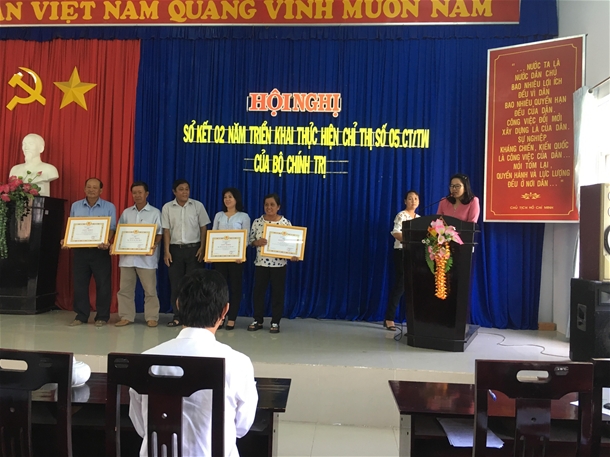 Đồng chí Phạm Hữu Phước- Bí thư Đảng ủy trao tặng giấy khen cho các tập thể, cá nhân.