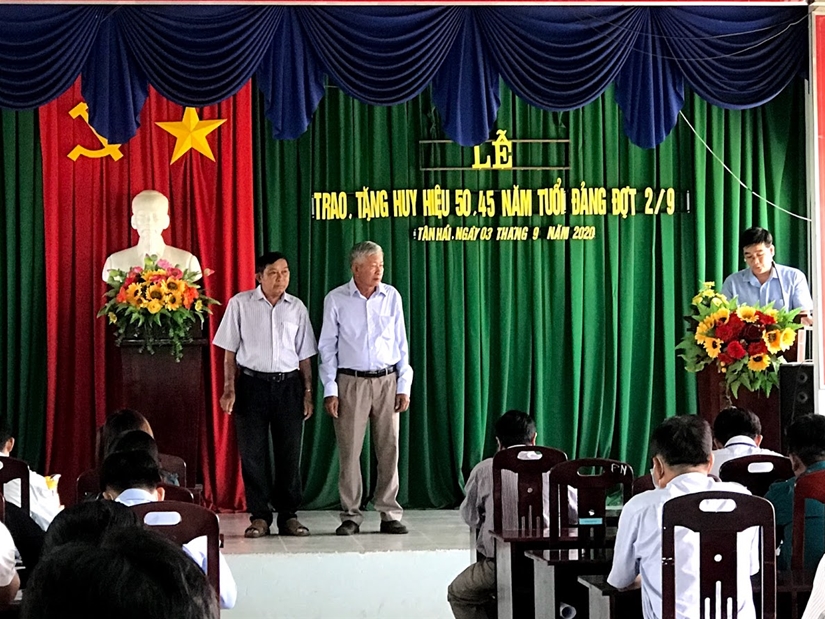 Đ/c Lê Minh Tuấn - TUV, Bí thư Đảng ủy xã đọc và trao Quyết định 