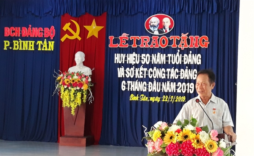 Đồng chí Đỗ Bá Toàn phát biểu cảm khi nhận huy hiệu 55 tuổi Đảng