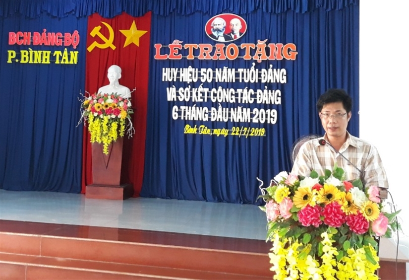 Đồng chí Lê Tấn Nhất thông qua báo cáo sơ kết 6 tháng đầu năm của Đảng bộ phường