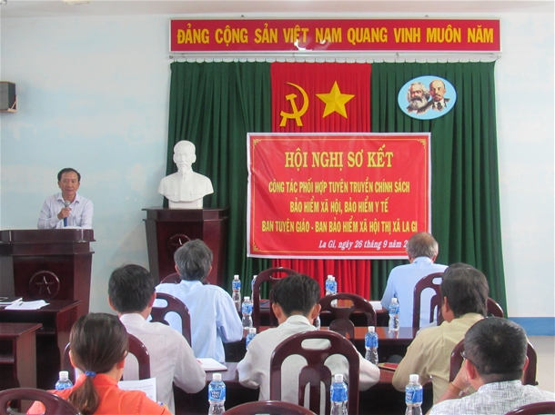 Đ/c Trần Văn Hải - UVTV, Trưởng ban Tuyên giáo Thị ủy phát biểu tại hội nghị